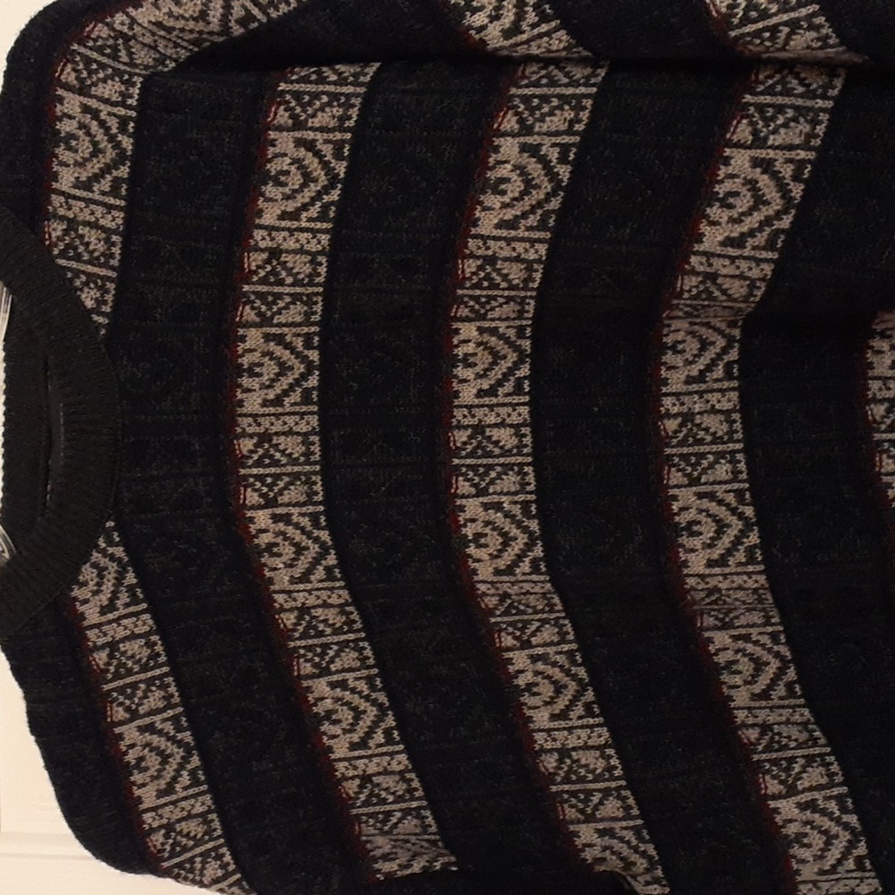 ESSEX Sweater label faded Looks like a Size Large Navy, burgandy,& Gray colors